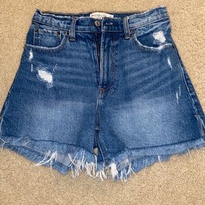 Abercrombie Curve Love - 4” Mom Short High Rise